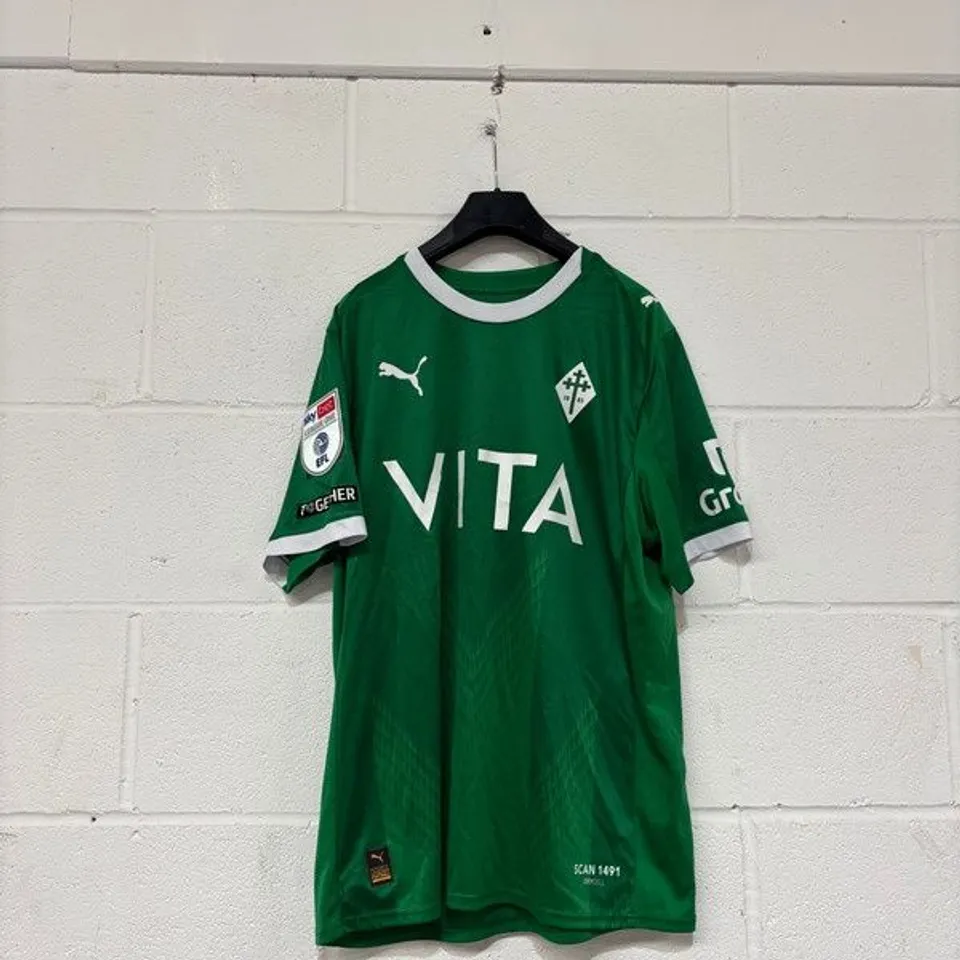 STOCKPORT COUNTY F.C LEAGUE ONE MATCH WORN THIRD KIT IN GREEN - UK L / BENONY BREKI ANDRESSON #22