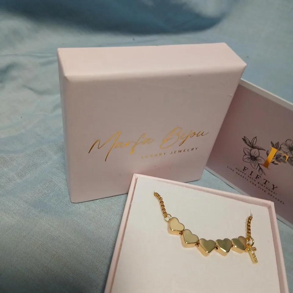 MARFA BIJOU GOLD-TONE HEART-LINK BRACELET WITH KEY CHARM – PRESENTATION BOX 