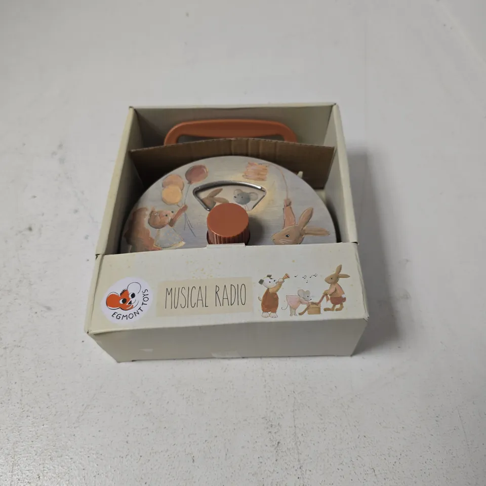 BOX OF APPROXIMATELY 15 ASSORTED TOYS INCLUDING SCRABBLE , MUSICAL RADIO AND EXRECISE HOOP 