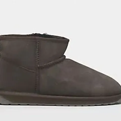 EMU STINGER MICRO WATER RESISTANT SHEEPSKIN BOOT CHOCOLATE SIZE 4