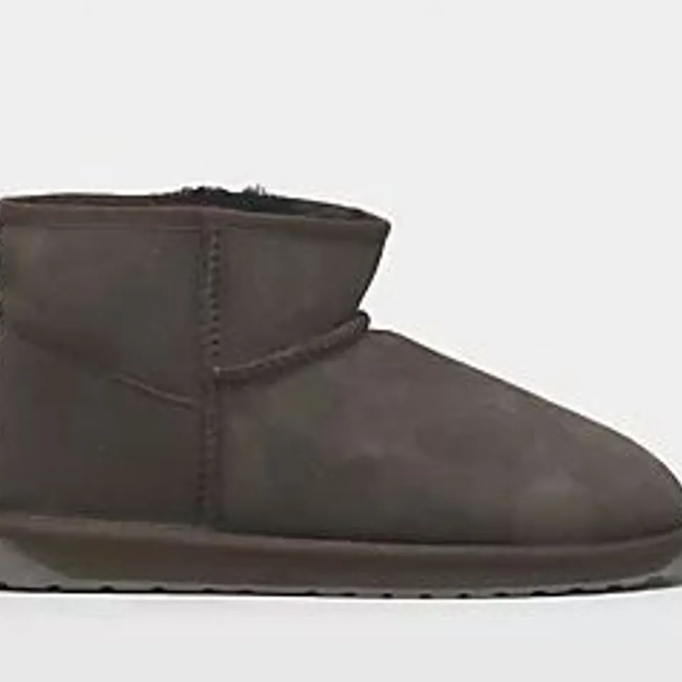 EMU STINGER MICRO WATER RESISTANT SHEEPSKIN BOOT CHOCOLATE SIZE 4