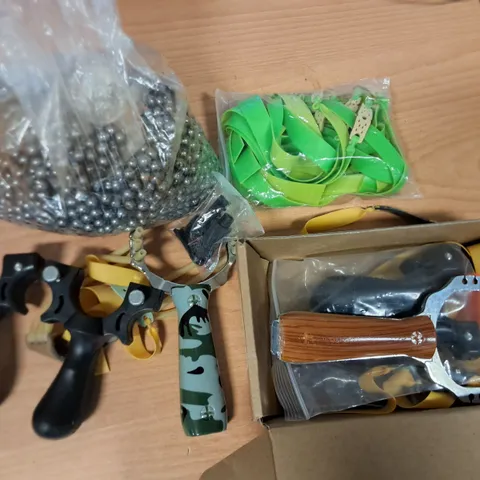 LOT OF ASSORTED CATAPULT ITEMS TO INCLUDE CATAPULTS AND METAL BALL BEARINGS 