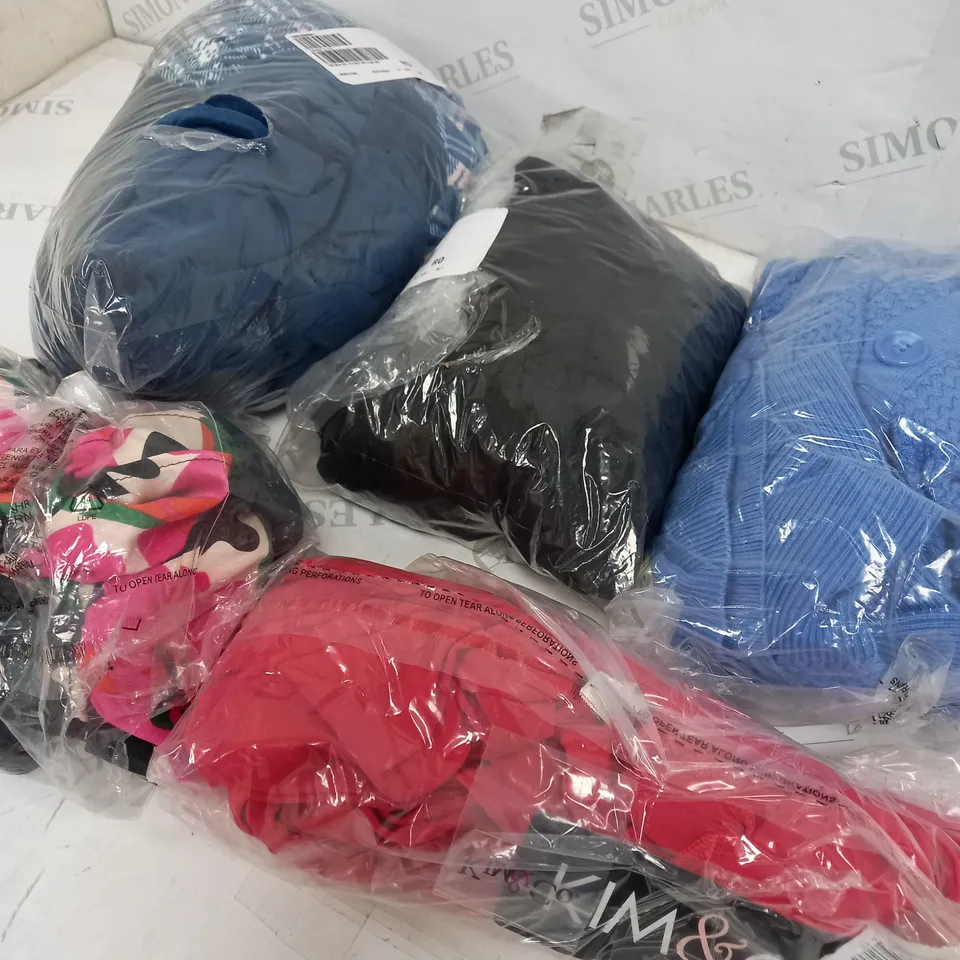 BOX OF APPROXIMATELY 10 CLOTHING ITEMS TO INCLUDE JUMPER, TOPS, PJS ETC