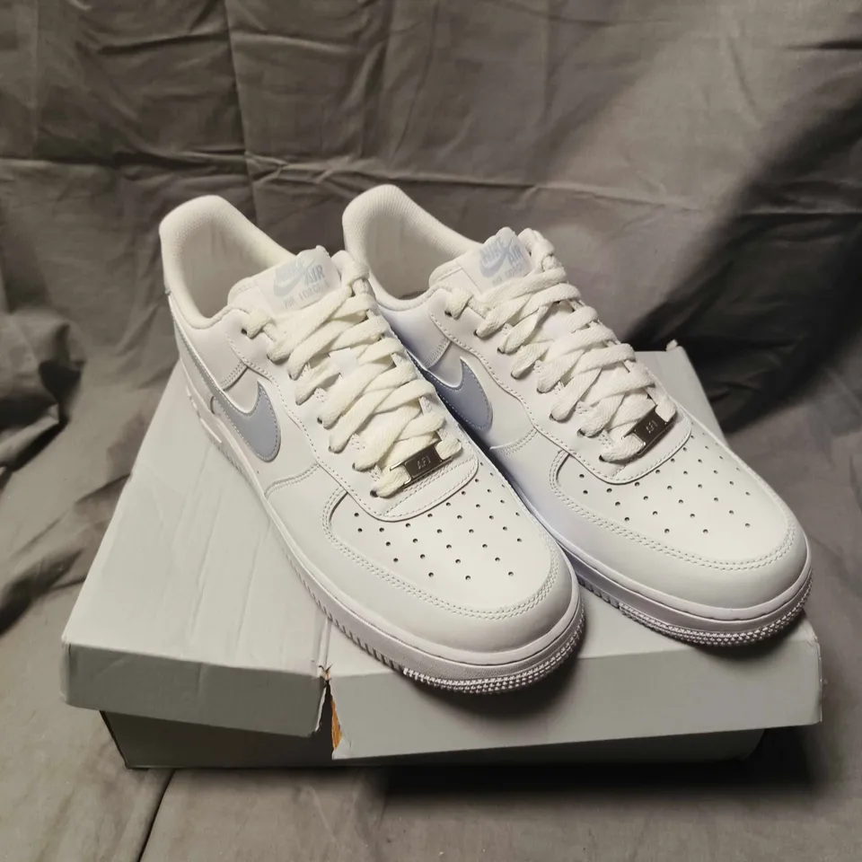 NIKE AIR FORCE 1 TRAINERS IN WHITE - 8.5