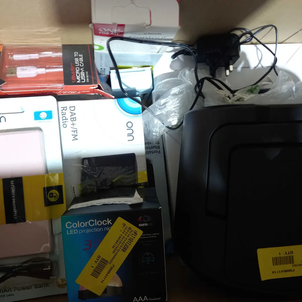BOX OF APPROXIMATELY 10 ASSORTED ELECTRICAL ITEMS TO INCLUDE BLACKWEB SYNC & CHARGE CABLE, BLACKWEB OPTICAL CABLE, ASDA TECH SYNC & CHARGE CABLE, ETC