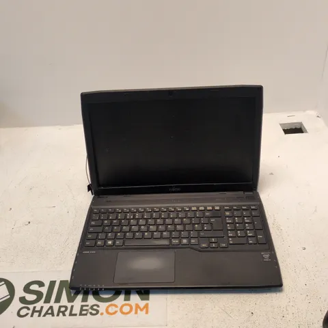 FUJITSU LIFEBOOK A514 LAPTOP β BLACK, FAULTY TOUCHPAD, LEFT-HINGE DAMAGE
