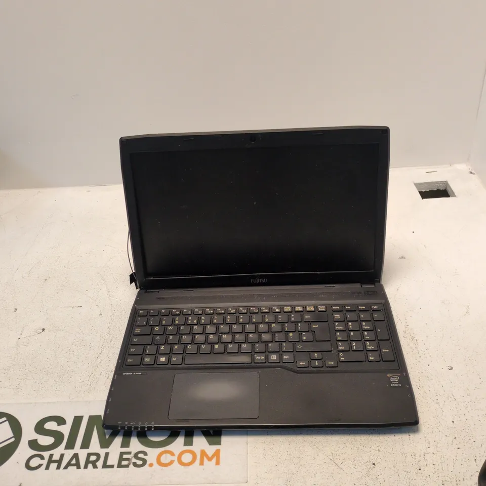 FUJITSU LIFEBOOK A514 LAPTOP – BLACK, FAULTY TOUCHPAD, LEFT-HINGE DAMAGE