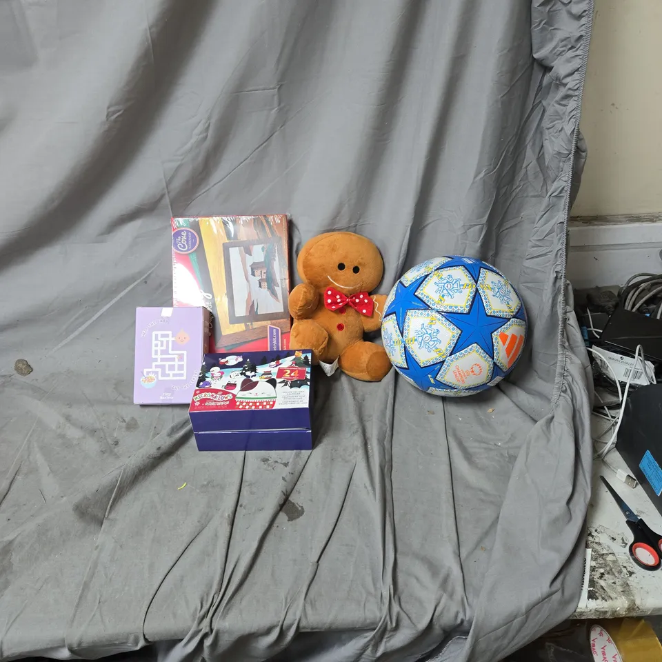 BOX OF APPROXIMATELY 20 ASSORTED ITEMS OF TOYS AND GAMES INCLUDING FIFA WOMENS FOOTBALL, TEDDY BEAR, MICROMALLOWS AND CRAFT KIT