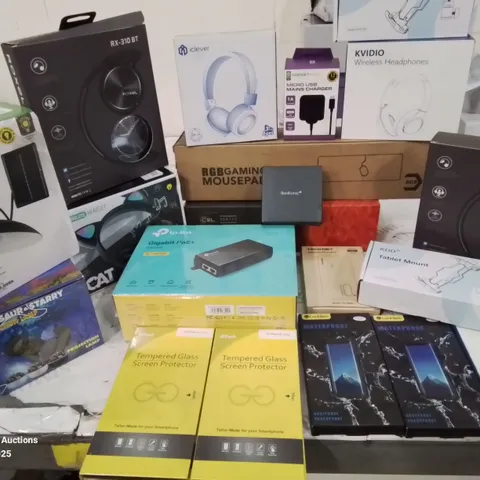 BOX CONTAINING LARGE AMOUNT OF BOXED ELECTRICAL ITEMS TO INCLUDE: HEADPHONES, PHONE SCREEN PROTECTORS, KIDS LAMP, POWER BANKS, MOUSE MATS , CHARGING CABLES AND LOTS MORE 