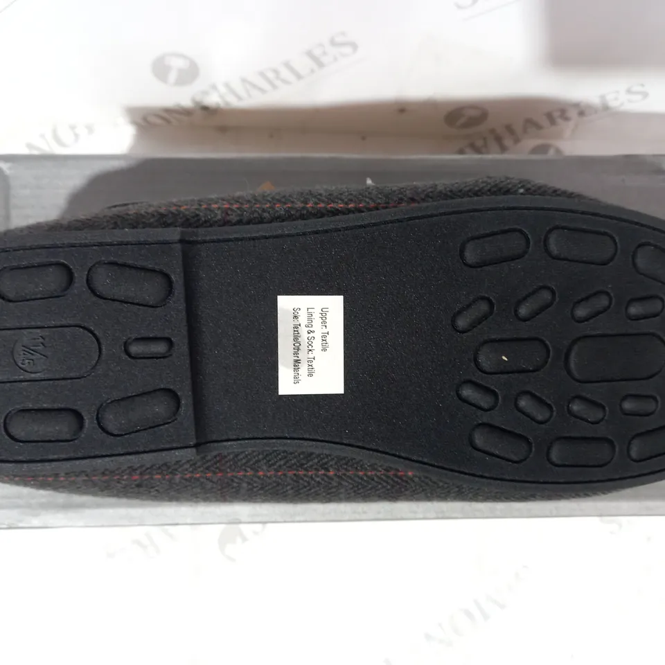BOXED PAIR OF DUNLOP HERRINGBONE MOCCSASIN SLIPPERS IN BLACK UK SIZE 11
