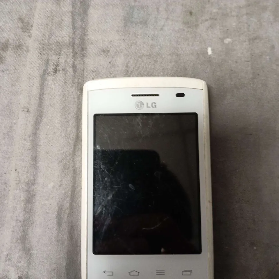 LG SMARTPHONE – WHITE, CRACKED SCREEN