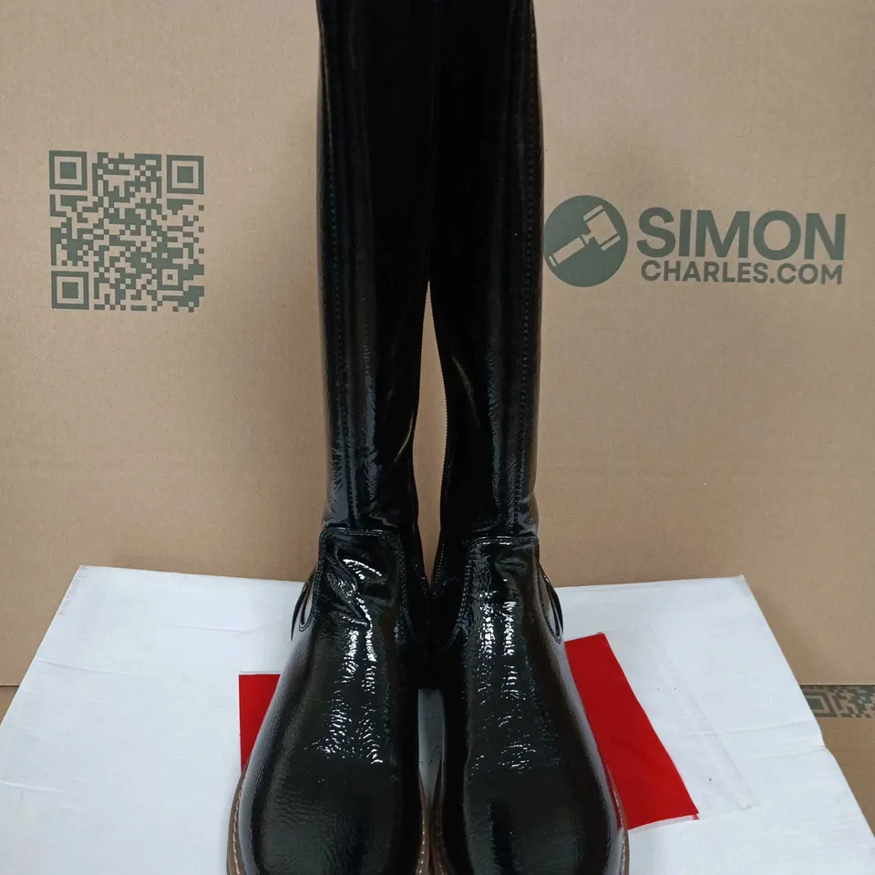 BOXED PAIR OF SHOES BY EMMA BLACK LISA CRINKLE PATENT PU HIGH BOOT - UK SIZE 7