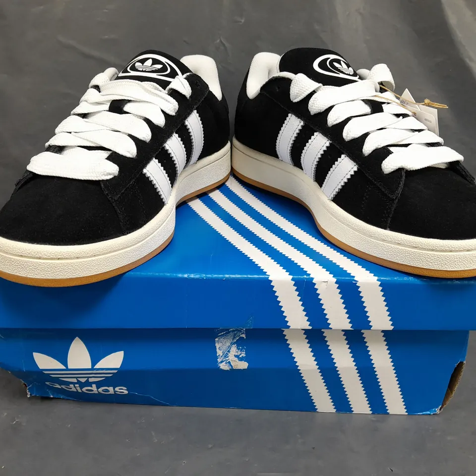 BOXED PAIR OF ADIDAS CAMPUS 00S SHOES IN BLACK/WHITE UK SIZE 6