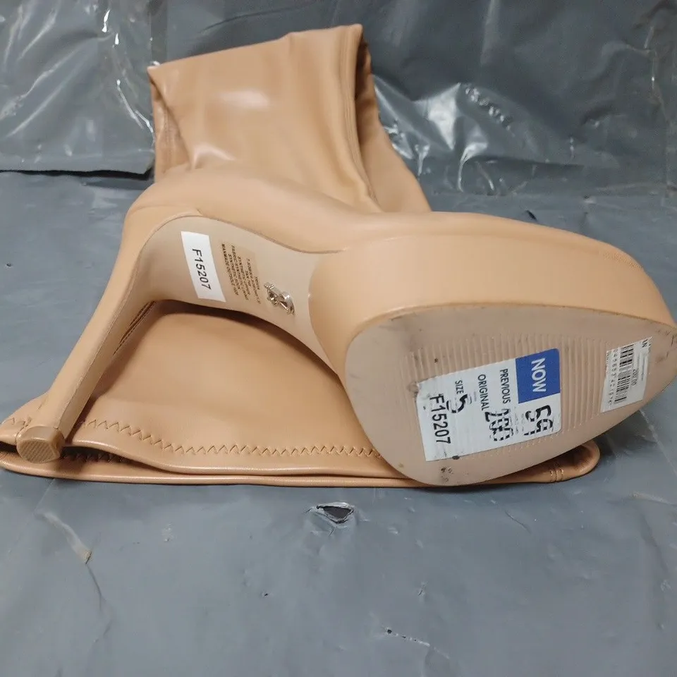 BOXED PAIR OF STEVE MADDEN TRIVIA TAN SYNTHETIC LEATHER KNEE HIGH SHOES SIZE UNSPECIFIED