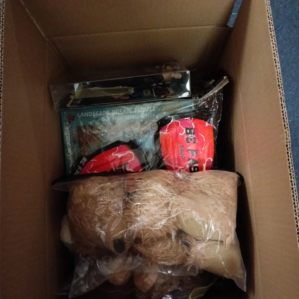 BOX OF APPROXIMATELY 10 ASSORTED TOYS/GAMES TO INCLUDE 1000 PIECE PUZZLE, STAR WARS RANCOR KEEPER, KNEE SLIDERS, SOFT TOYS ETC