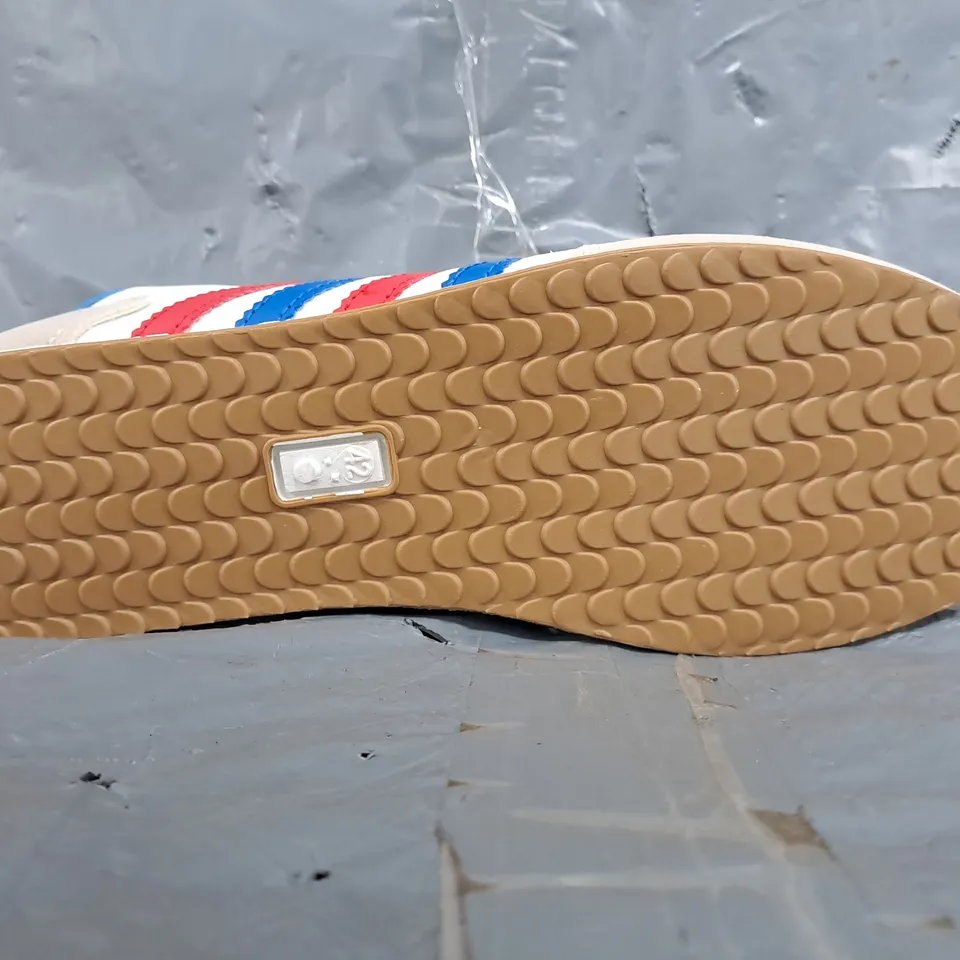 BOXED PAIR OF UNBRANDED SHOES IN WHITE/RED/BLUE SIZE EU 42