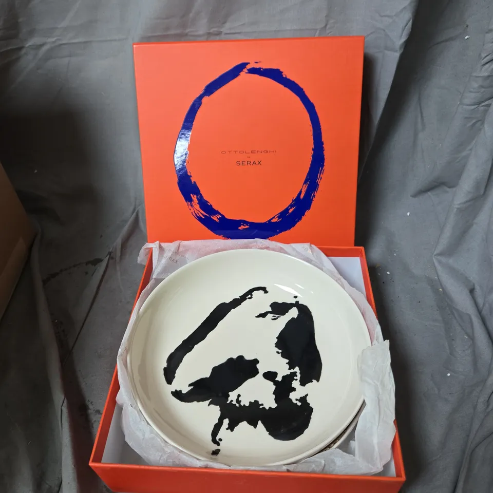 OTTOLENGHI FOR SERAX HIGH PLATE – WHITE WITH PEPPER BLACK, 22 CM (SET OF 2)