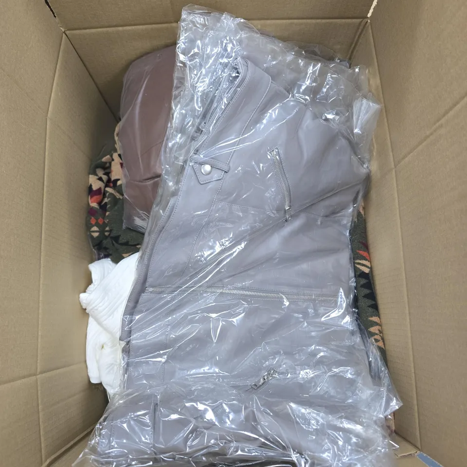BOX OF APPROXIMATELY 15 ASSORTED ITEMS TO INCLUDE: HEAT MACHINE GLOVES 