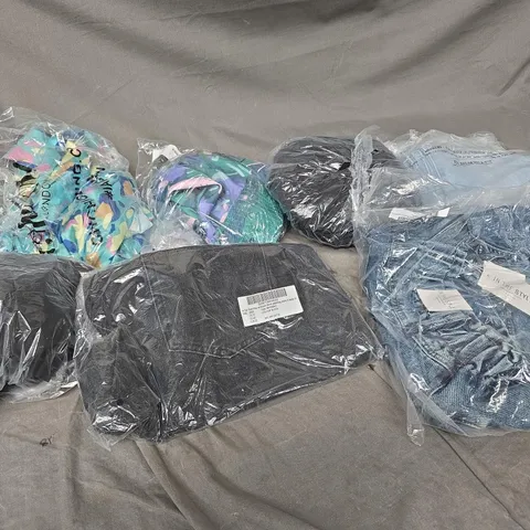 APPROXIMATELY 20 ASSORTED CLOTHING ITEMS IN VARIOUS STYLES AND SIZES 