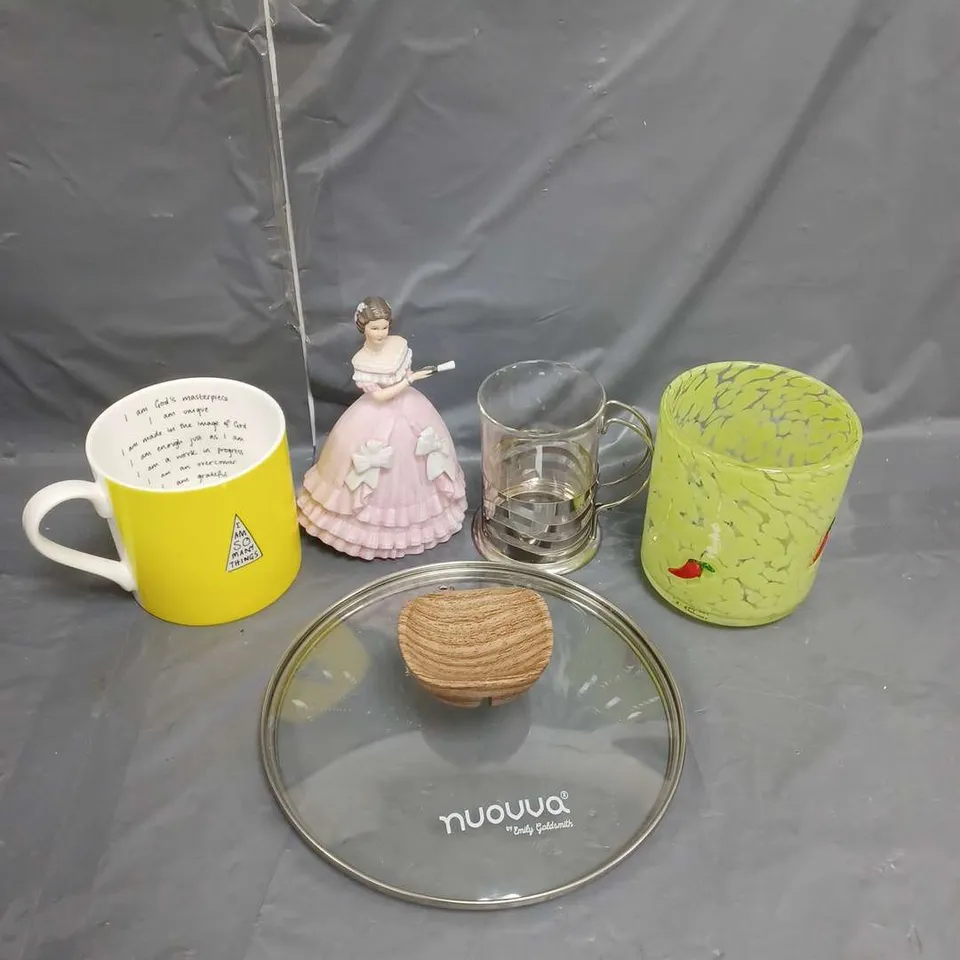 APPROXIMATELY 13 KITCHEN AND HOMEWARE ITEMS TO INCLUDE MUGS, SAUCEPAN LID AND A LADY ORNAMENT