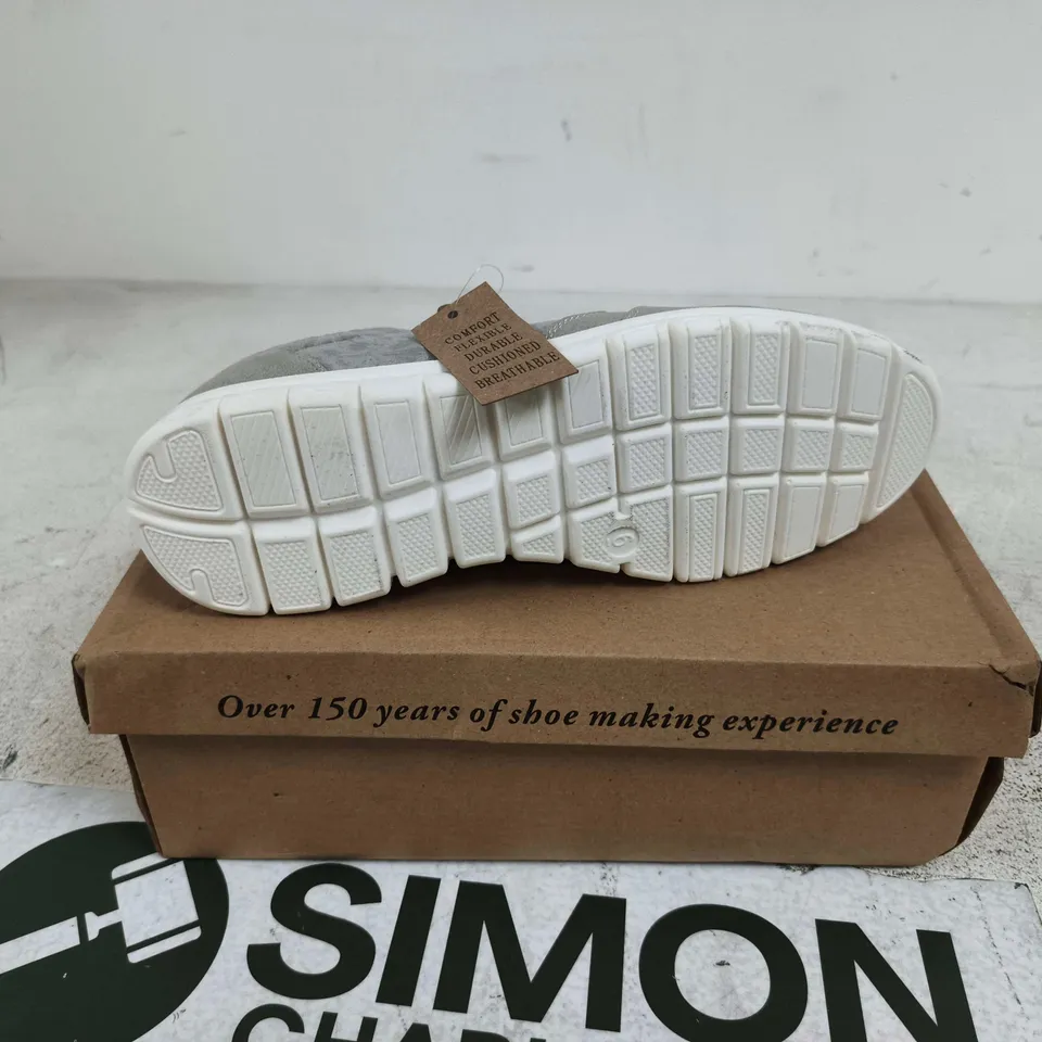 CUSHION WALK TERI SILVER TRAINERS SIZE 6 BOXED