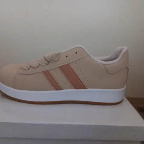 BEIGE SNEAKERS WITH PINK ACCENTS – WOMEN'S, UK 7 (EU 40)