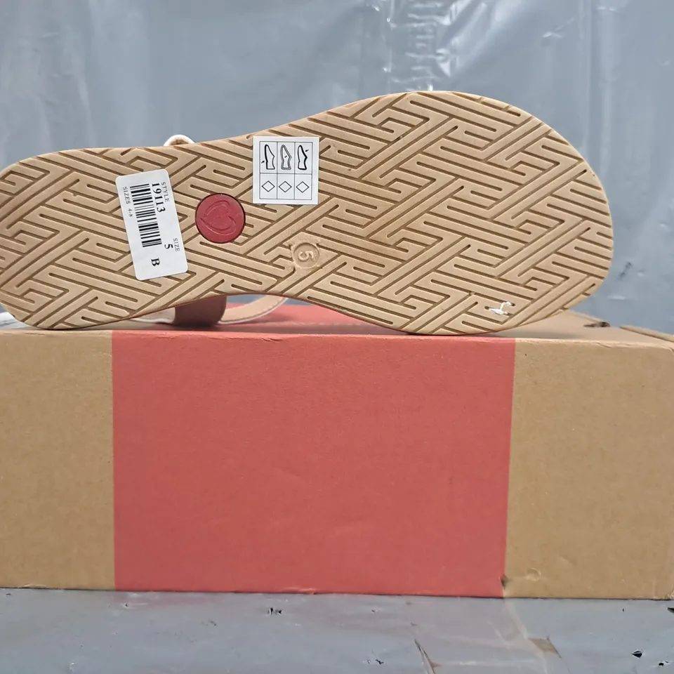 BOXED PAIR OF HEAVENLY FEET OPEN TOE SANDALS IN WHITE SIZE UK 5