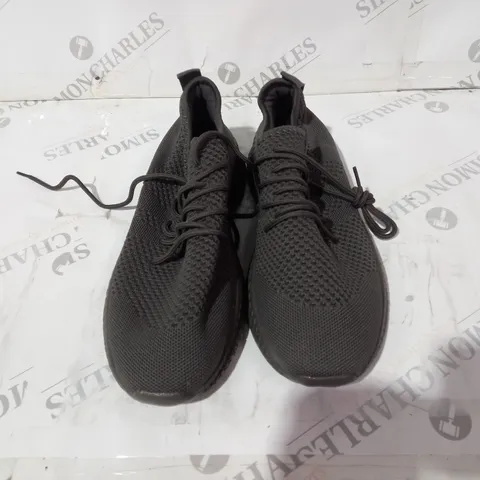 TRAINERS GREY SIZE 40