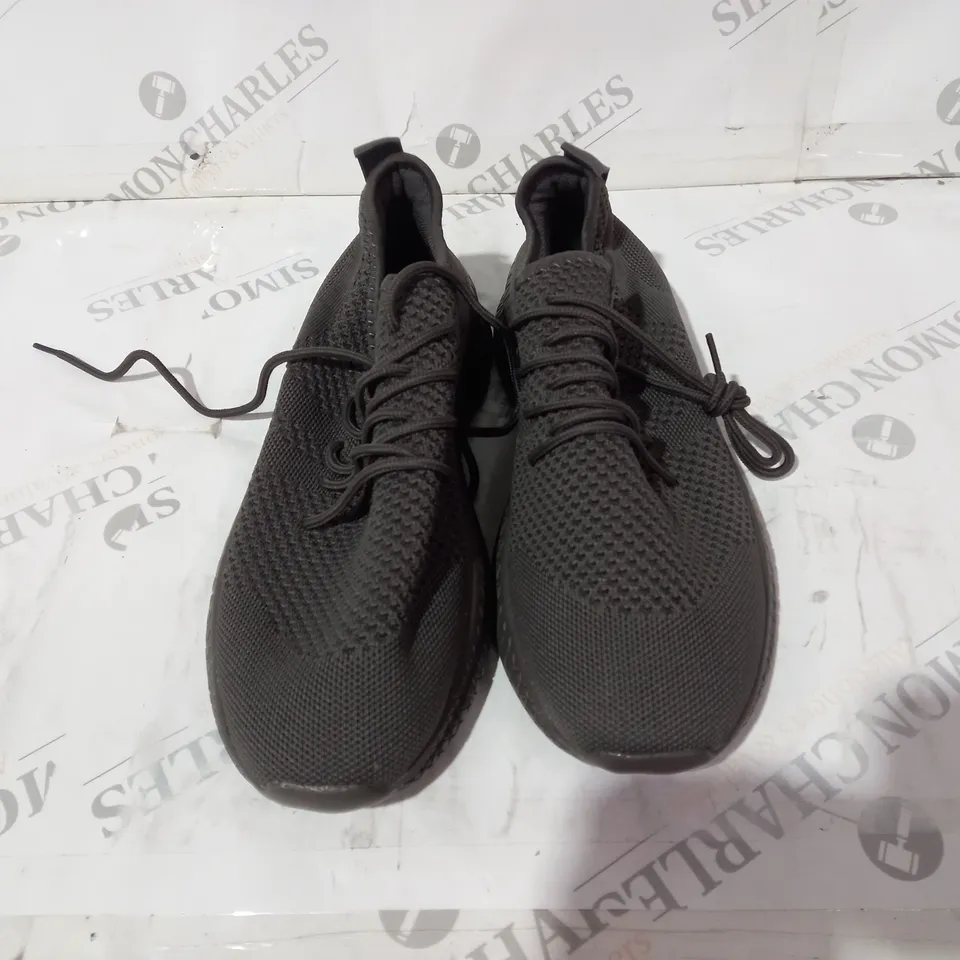 TRAINERS GREY SIZE 40