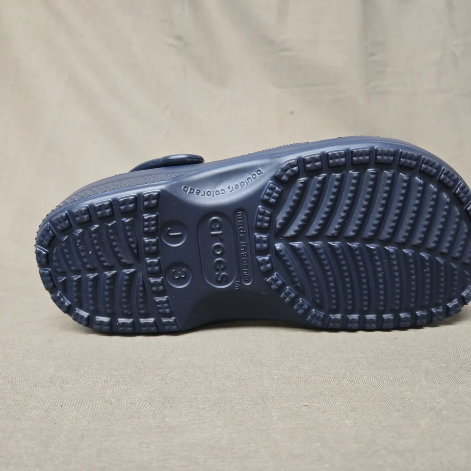 CROCS CLASSIC KID S CLOG SANDAL WITH BACK STRAP IN NAVY - UK J3