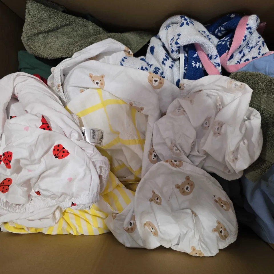 BOX OF APPROXIMATELY 10 ASSORTED BEDDING AND SOFT FURNISHING ITEMS TO INCLUDE - PILLOWCASES - BEDDING - TOWELS ETC. 