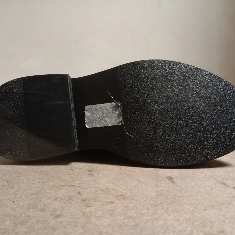 BOXED PAIR OF ASOS DESIGN BOOTS IN BLACK SIZE 6