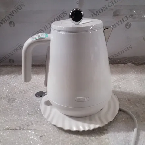 BOXED DĒLONGHI ECLETTICA GLASS FINISH RAPID BOIL KETTLE 