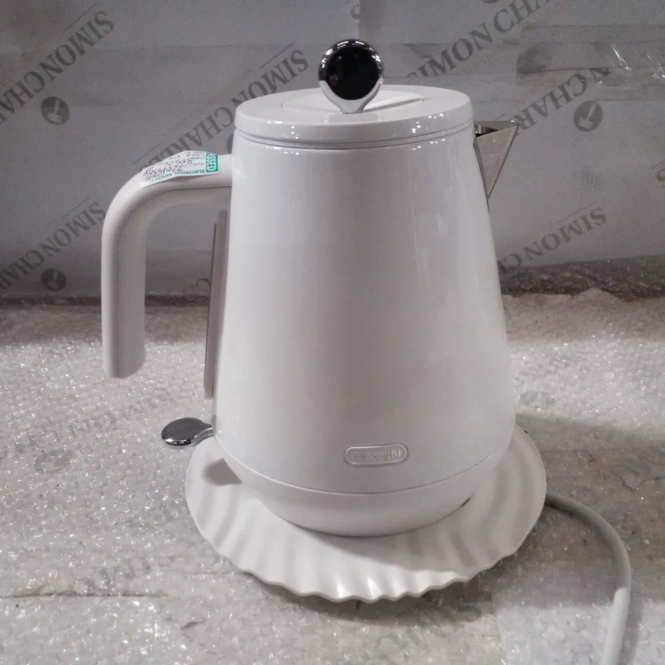 BOXED DĒLONGHI ECLETTICA GLASS FINISH RAPID BOIL KETTLE 