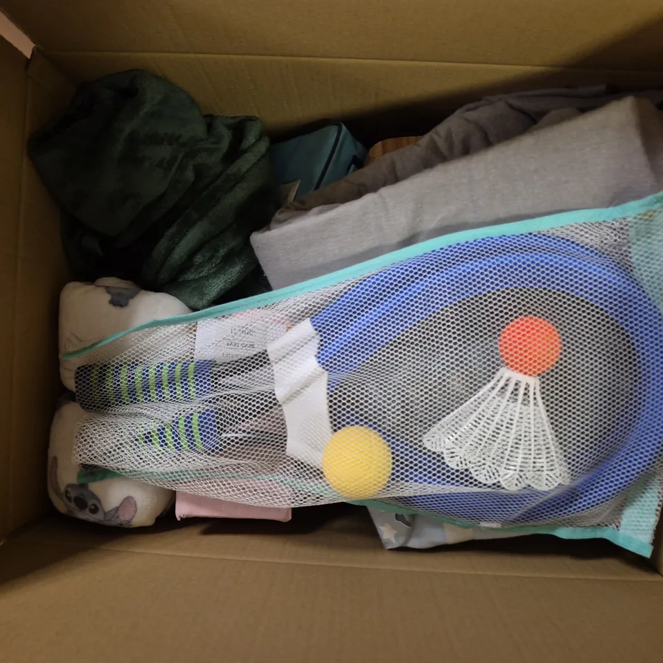 APPROXIMATELY 20 ASSORTED ITEMS TO INCLUDE CHILDRENS RACKET SET, SLEEPING BAG, SINGLE DUVET SET, ETC