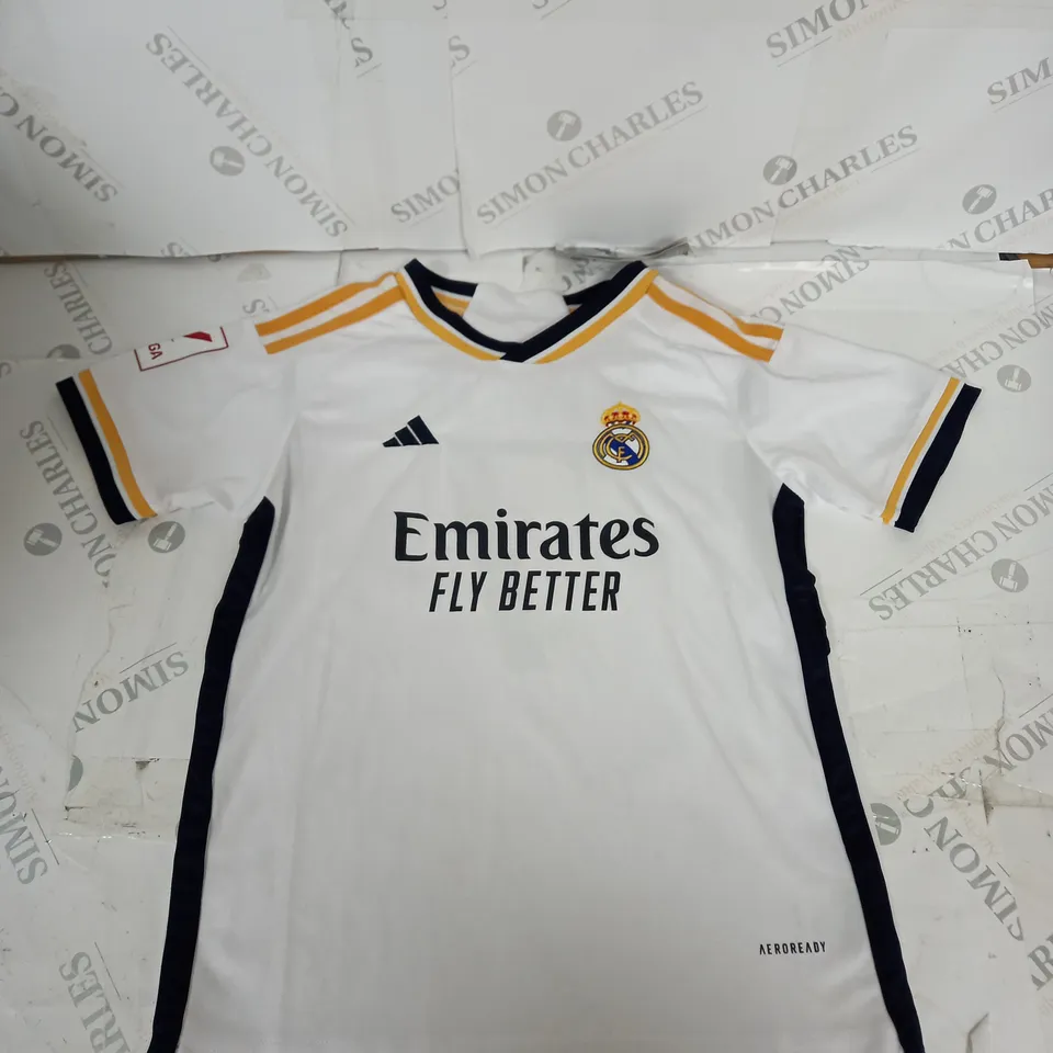 KIDS REAL MADRID HOME SHIRT AND SHORTS WITH VINI JR. ON THE BACK SIZE 24