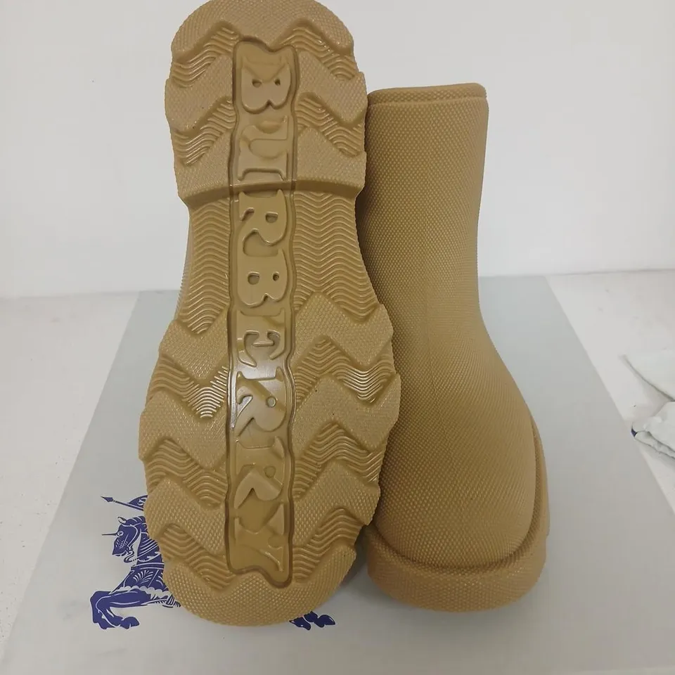 BURBERRY MANILLA CHELSEA BOOTS – UK 10 (EU 44)