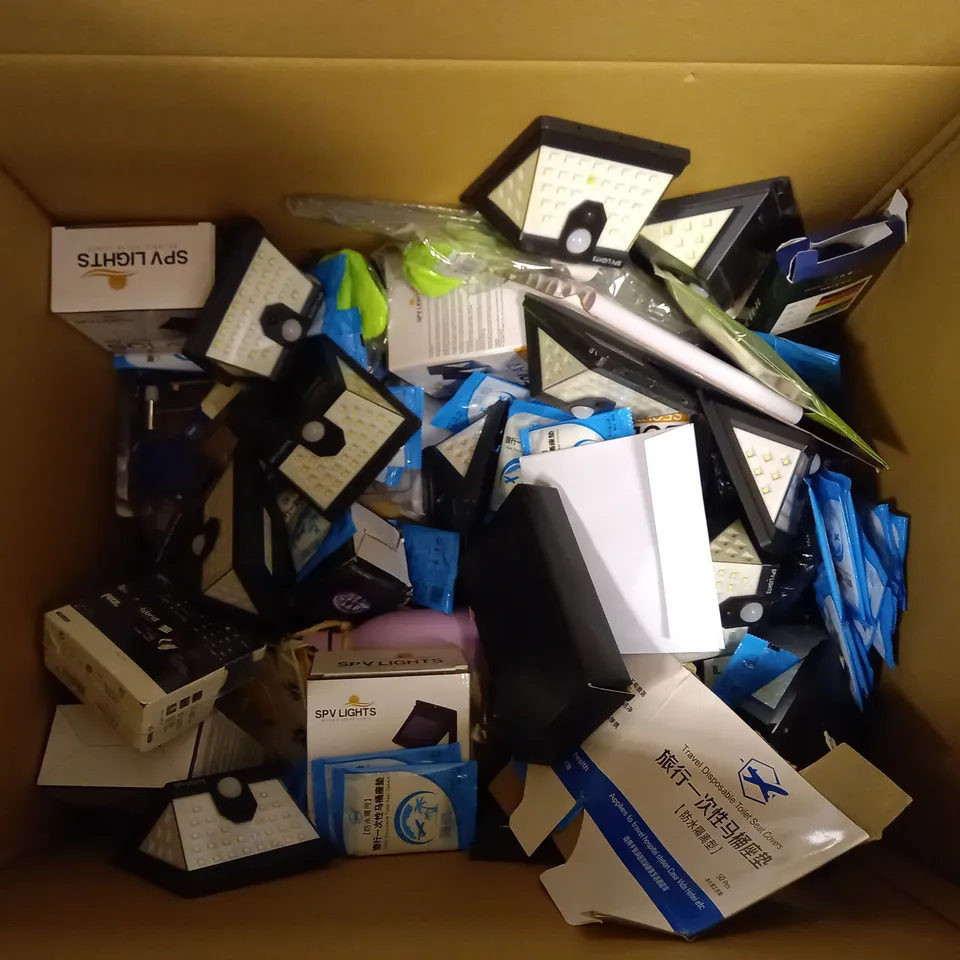 BOX OF APPROX 15 HOUSEHOLD ITEMS TO INCLUDE SOLAR OUTDOOR LIGHTS, METAL DOUBLE POWER SOCKETS, INCENSE BURNER