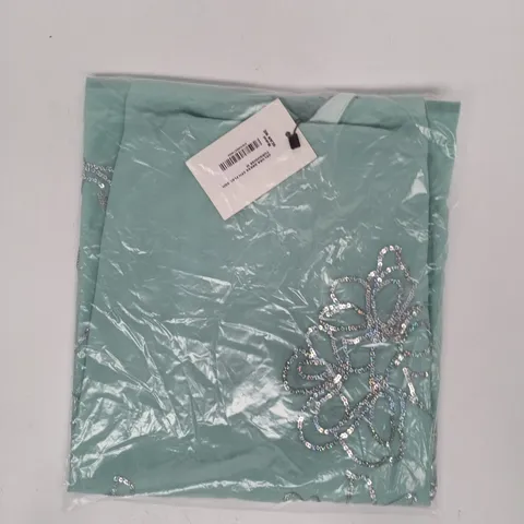 BAGGED MOTEL GELORA DRESS W. FLORAL SEQUIN DESIGN IN TURQUOISE SIZE MEDIUM