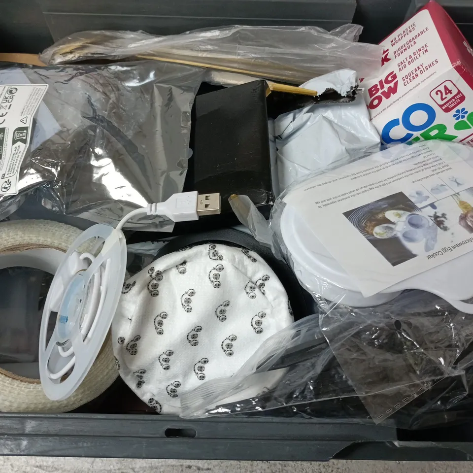 APPROXIMATELY 15 ASSORTED HOUSEHOLD ITEMS TO INCLUDE COOL MILLE BOTTLE, ECOVER DISHWASHER TABLETS, LIGHT STICK KEYRING, ETC