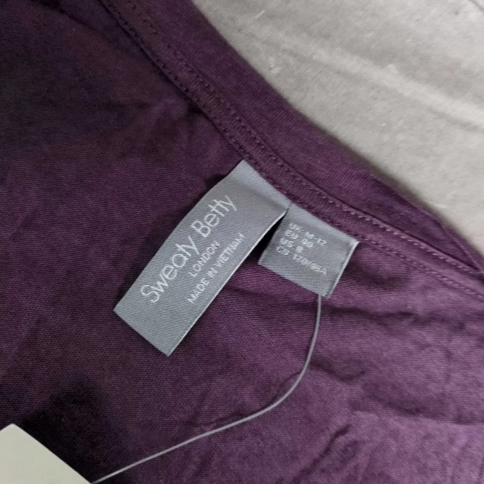 SWEATY BETTY ESSENTIAL V-NECK T-SHIRT IN NEPTUNE PURPLE - MEDIUM