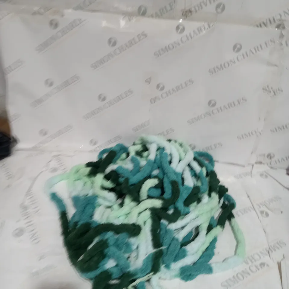 BOX OF ASSORTED HOUSEHOLD ITEMS TO INCLUDE MEMORY FOAM PILLOW, BLANKET, BEDDING SET ETC 