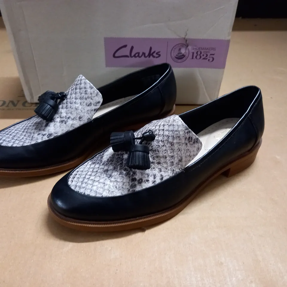 BOXED PAIR OF CLARKS TAYLOR SPRING SHOES - UK 5