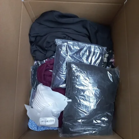 BOX CONTAINING A MIX OF APPROXIMATELY 25 ASSORTED CLOTHING ITEMS