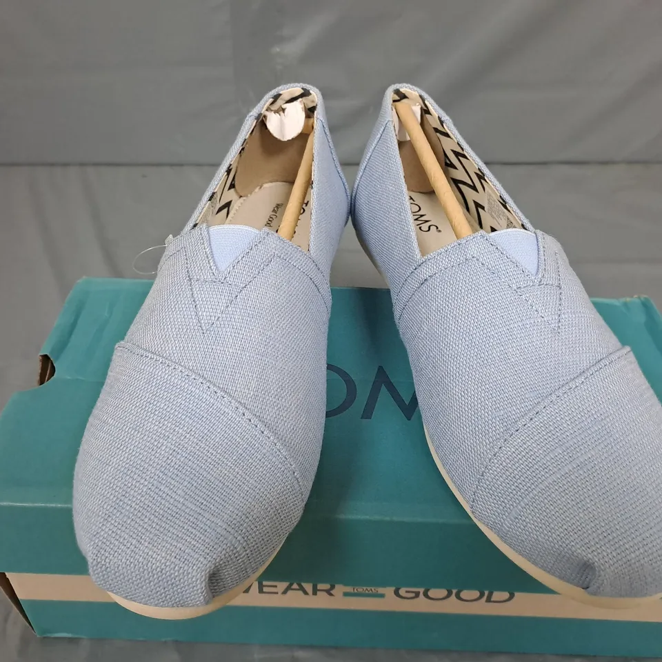 BOXED PAIR OF TOMS WOMENS ALPARGATA CLASSIC IN COOL BLUE HERITAGE CANVAS - 10