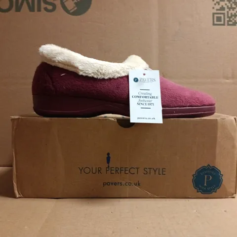 BOXED PAIR OF PAVERS SLIPPERS IN BURGUNDY SIZE 5