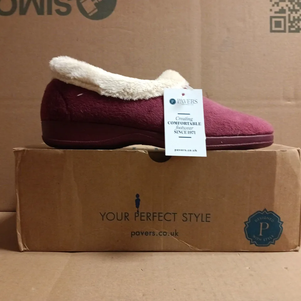 BOXED PAIR OF PAVERS SLIPPERS IN BURGUNDY SIZE 5