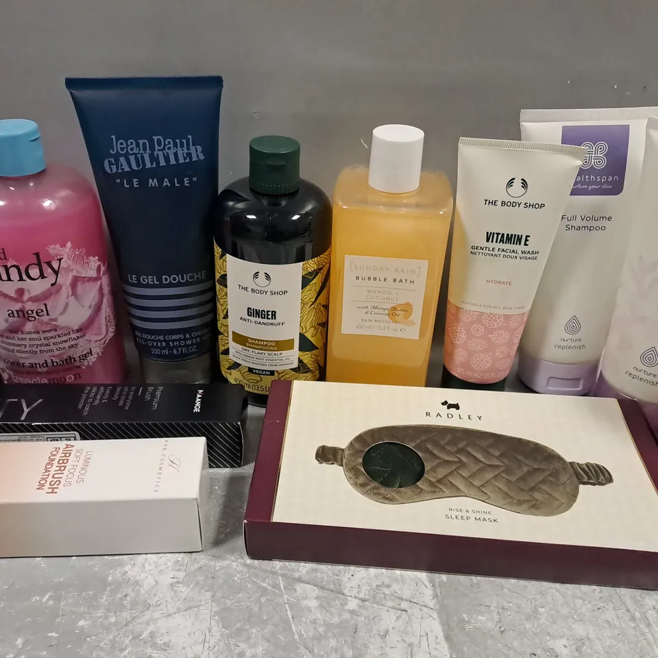 APPROX 15 ASSORTED BEAUTY PRODUCTS TO INCLUDE THE BODY SHOP FACIAL WASH, RADLEY SLEEP MASK, SUNDAY RAIN BUBBLE BATH, ETC 