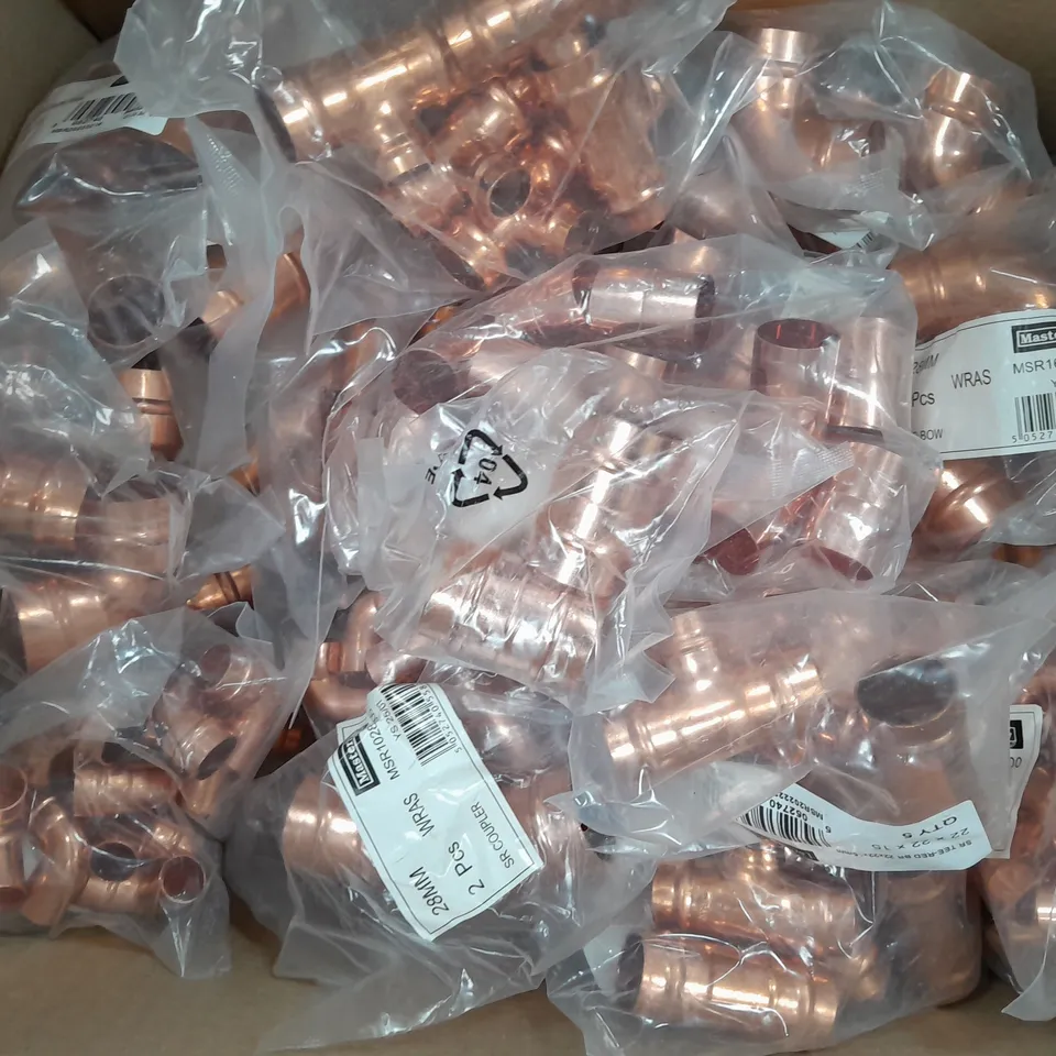 APPROXIMATELY 900 ASSORTED MASTERFLOW COPPER PIPE FITTINGS TO INCLUDE SOLDER RING ELBOW, SOLDER RING REDUCER TEE, ENDFEED COUPLER ETC