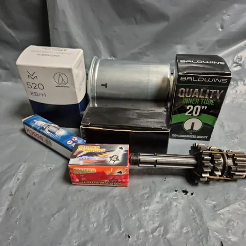 APPROXIMATELY 10 ASSORTED VEHICLE PARTS & ACCESSORIES TO INCLUDE QUALITY INNER TUBE, CAR HALOGEN BULB, BOSCH SPARK PLUG, ETC